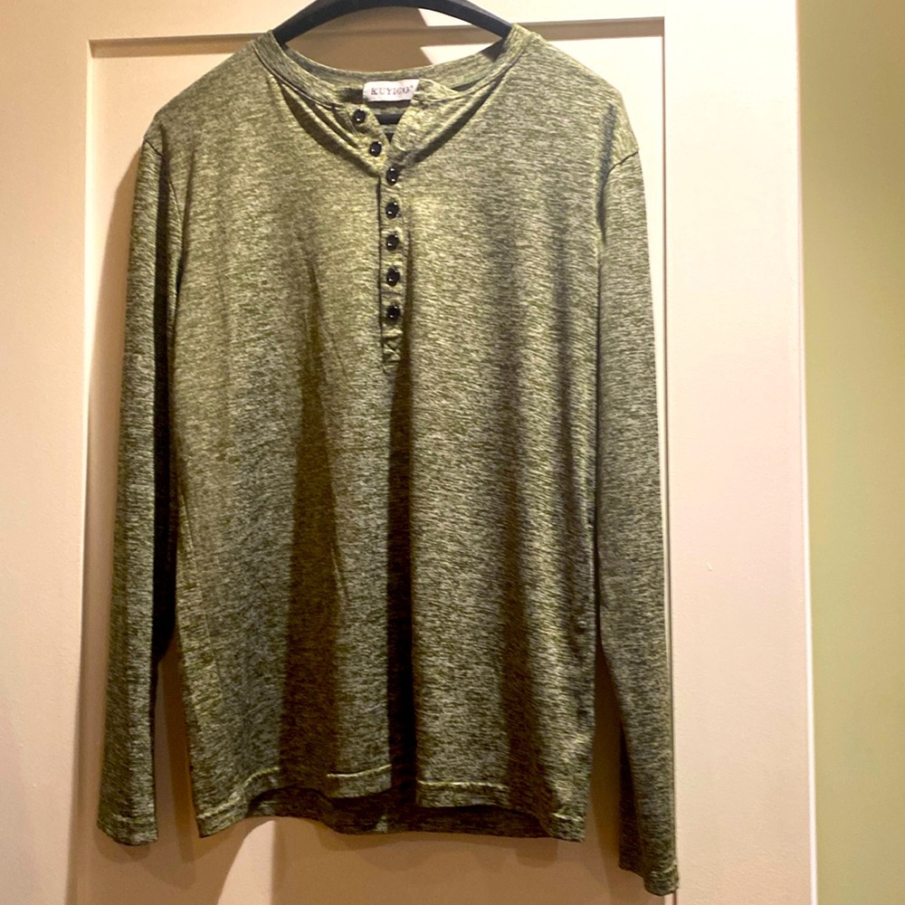 Mens Kuyigo long sleeved top. Size M